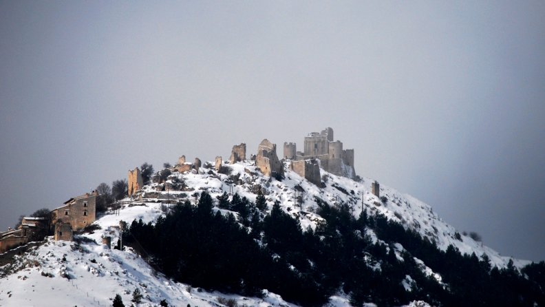 medieval_castle_ruins_on_a_mountain_in_italy.jpg