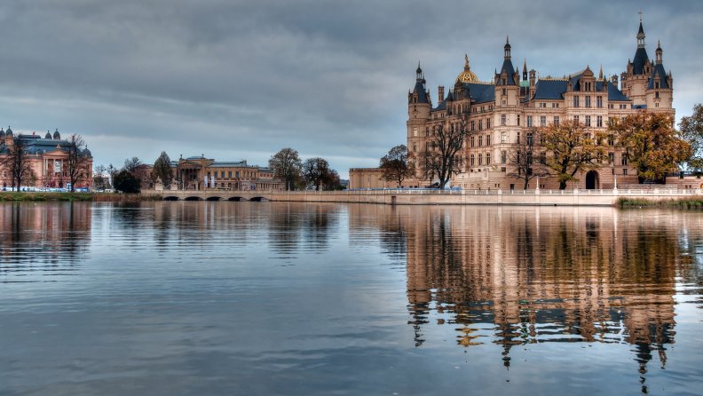 splendid_german_castle_reflected_in_a_lake.jpg