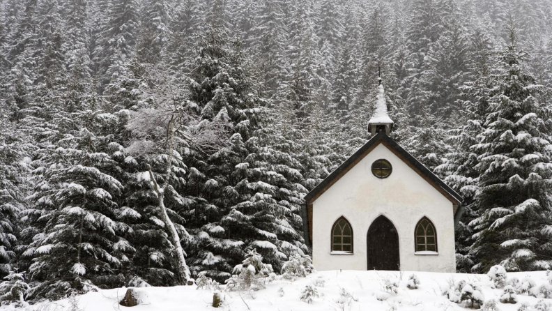lovely_little_forest_church_in_winter.jpg