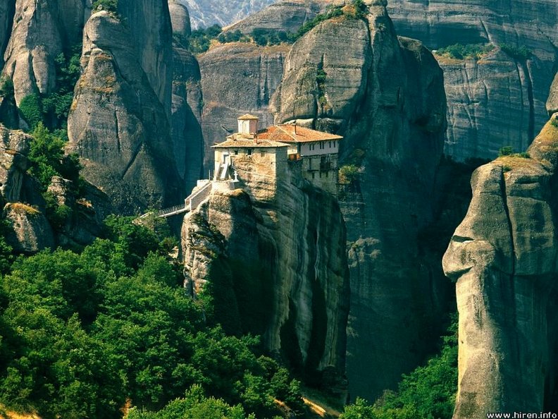 mountain_top_house_in_greece.jpg