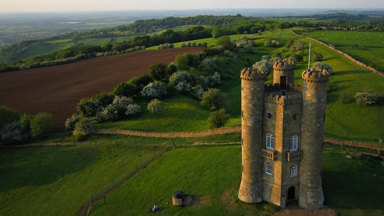 broadway_tower_in_worcestershire_england_countryside.jpg