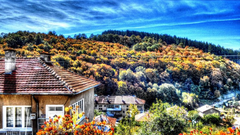 autumn_day_on_a_hill_town_hdr.jpg