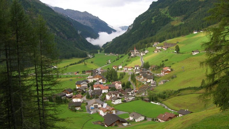 wonderful_village_in_an_alpine_valley.jpg