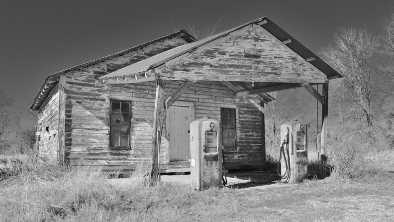 derelict_texas_gas_station_in_grayscale.jpg