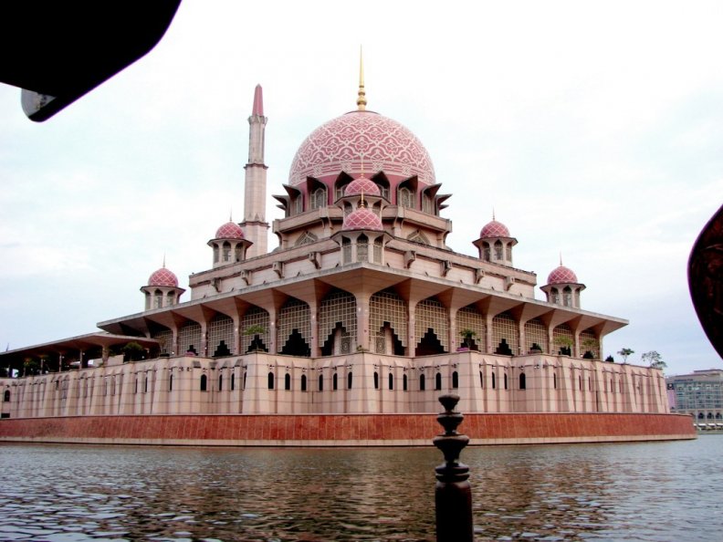 pink_mosque_in_malaysia.jpg