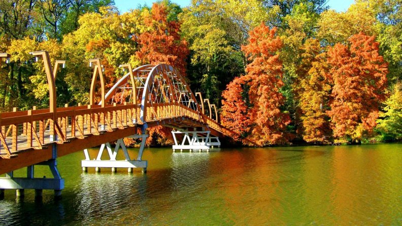 beautiful_bridge_over_river_in_autumn.jpg