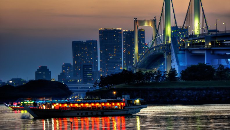 bridge_on_tokyo_waterfront_at_dusk.jpg