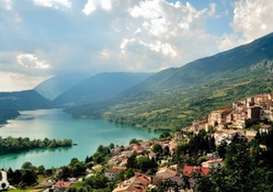 marvelous hillside town above a lake