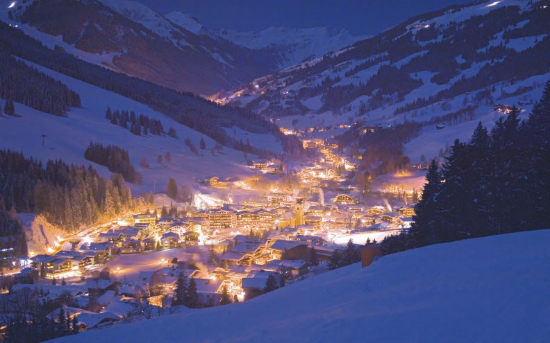gorgeous_alpine_town_at_night.jpg