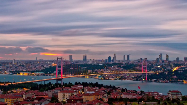 beautiful_bridge_in_istanbul_at_dusk.jpg