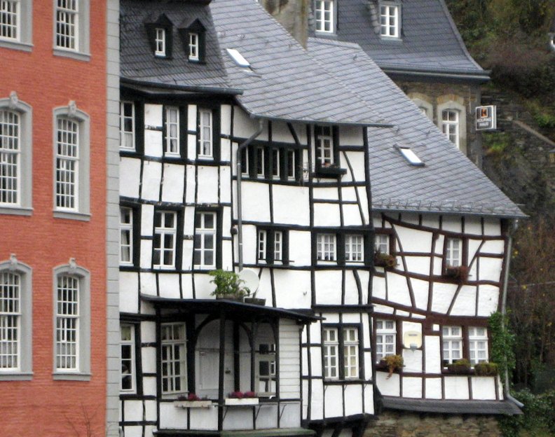 typical_houses_in_monschau.jpg