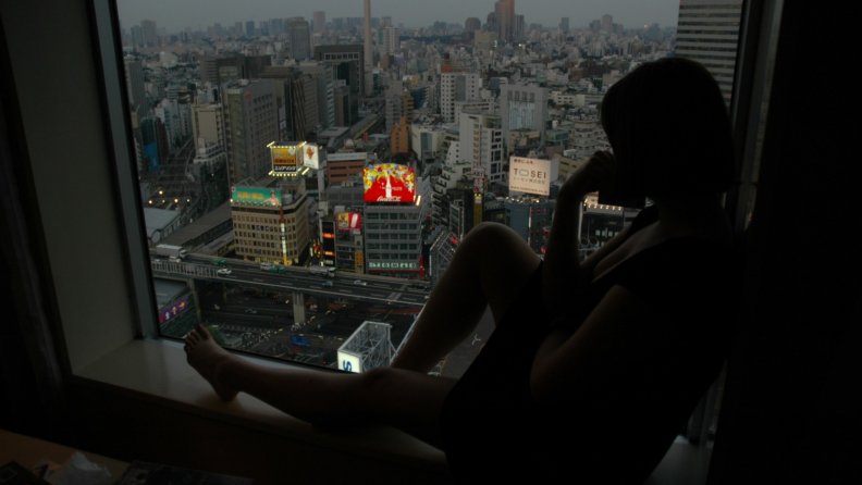 girl_looking_down_on_the_city_of_tokyo.jpg