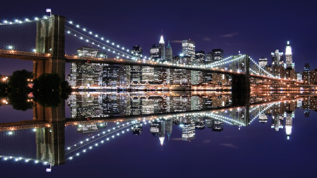 amazing reflection of the brooklyn bridge
