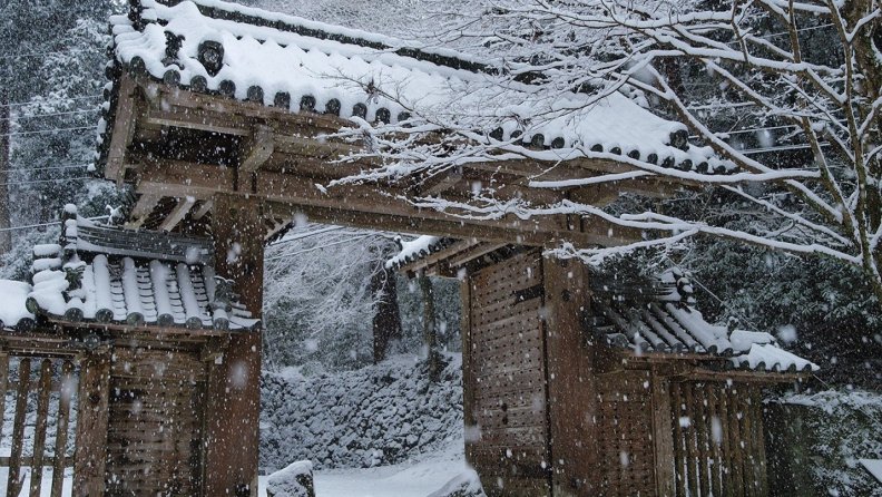 gate_to_a_mountain_temple_in_japan_in_winter.jpg