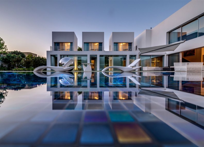 luxurious_modern_mansion_with_pool.jpg