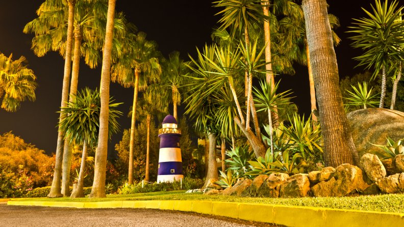 lovely_lighthouse_among_palm_trees.jpg