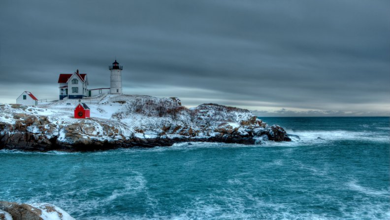lighthouse_on_a_cape_in_winter.jpg