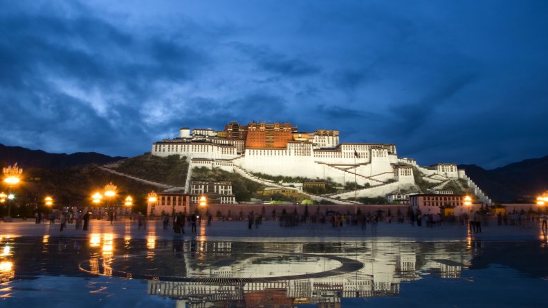 the_great_potala_palace_in_lhasa_tibet.jpg