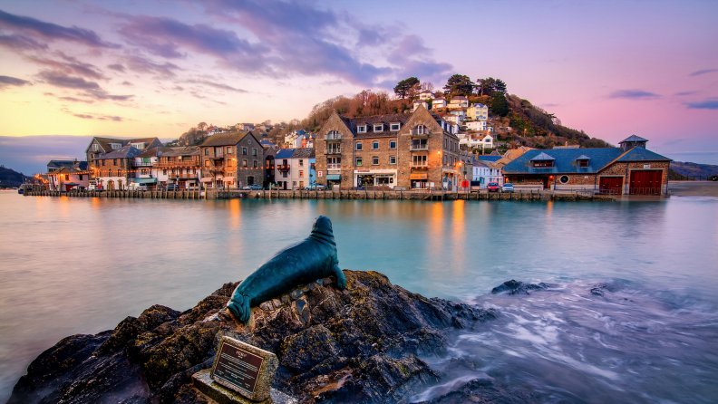 statue_of_nelson_the_seal_at_looe_cornwall_england.jpg