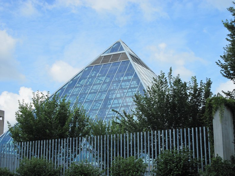 the_botanical_garden_glass_pyramids.jpg