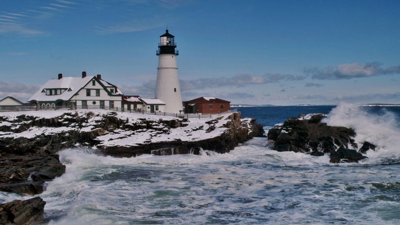 lighthouse_on_a_rugged_seacoast_in_winter.jpg