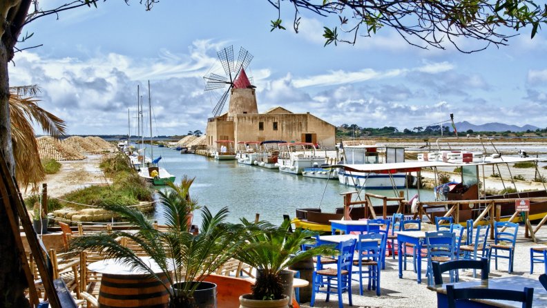 restaurant_overlooking_sicilian_windmill_hdr.jpg