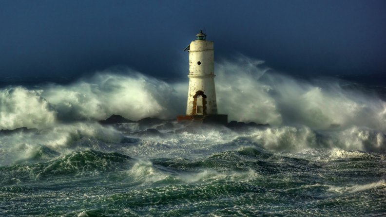 awesome_lighthouse_in_a_rough_sea.jpg