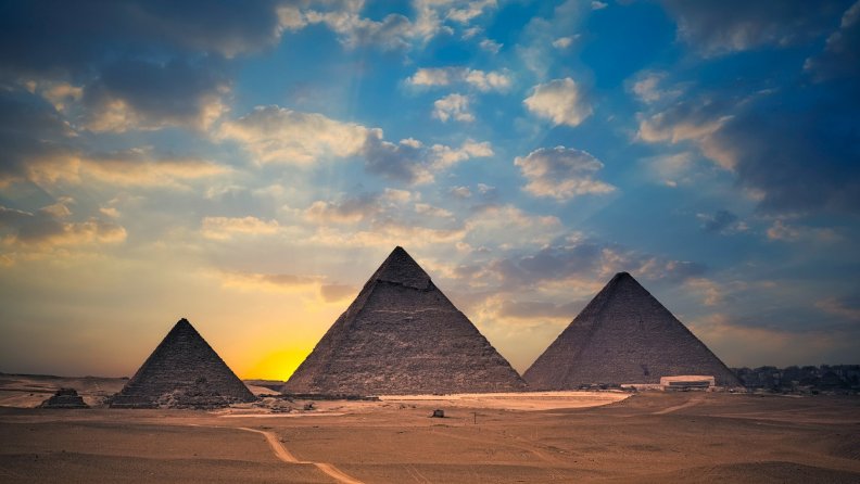 yellow_sunrise_behind_the_great_pyramids.jpg