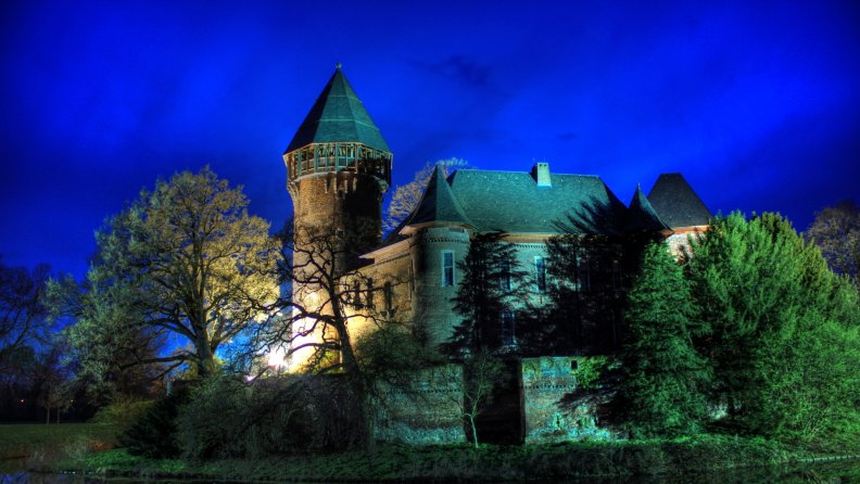 beautiful_castle_in_krefeld_in_germany_at_night.jpg