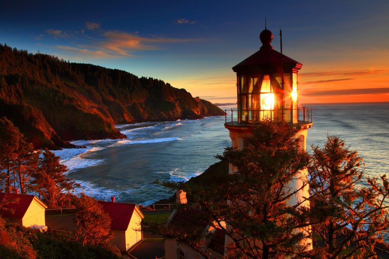 lighthouse_at_sunset.jpg