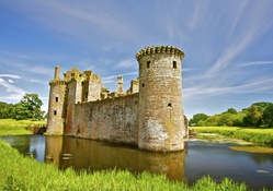 caerlaverock castle in scotland
