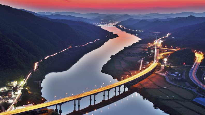 beautiful_bridge_over_river_in_a_valley_at_dusk.jpg
