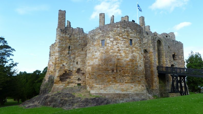 ancient_dirleton_castle_in_scotland.jpg