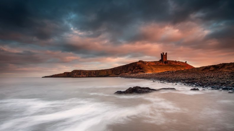 castle_ruins_at_the_town_of_craster_in_northern_england.jpg