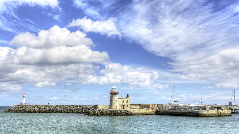 howth_harbor_lighthouse_in_dublin_ireland.jpg