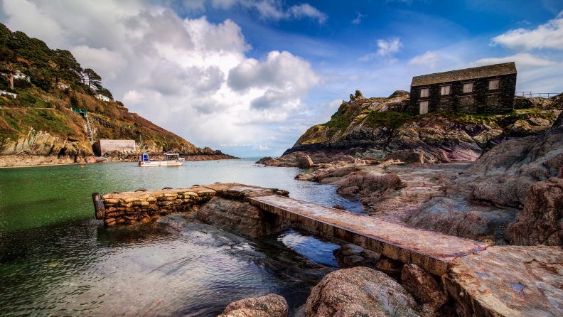 lovely_pier_and_dock_in_the_village_of_polperro_england.jpg