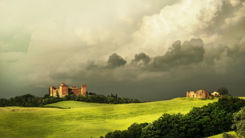 castle_in_trequanda_tuscany.jpg