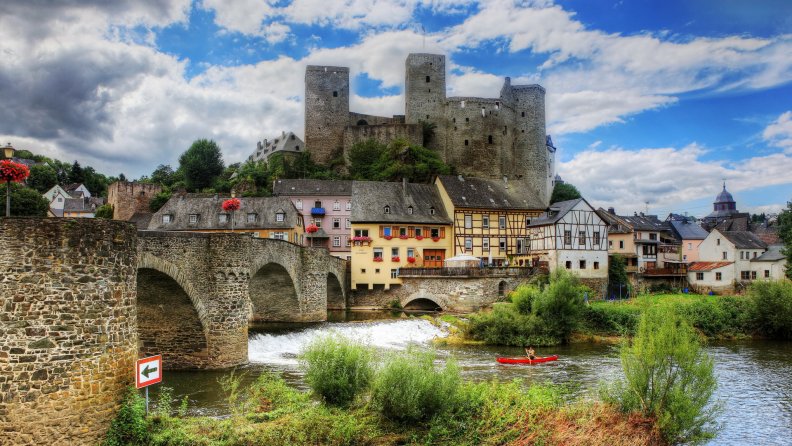bridge_to_runkel_castle_over_the_lahn_river_in_germany.jpg