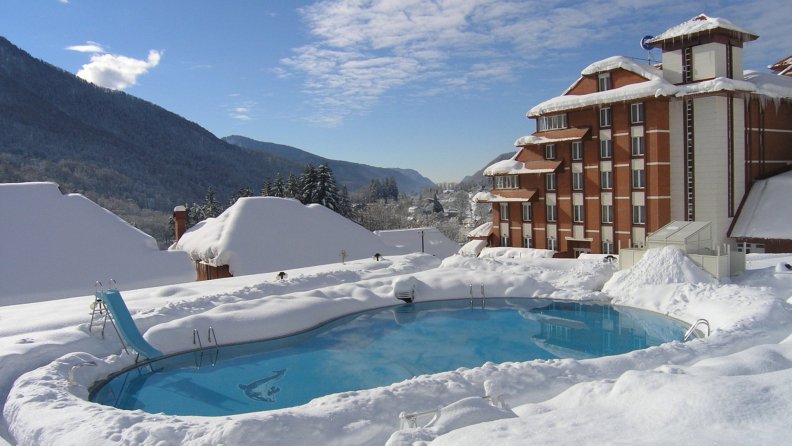 beautiful_hotel_pool_in_the_middle_of_winter.jpg