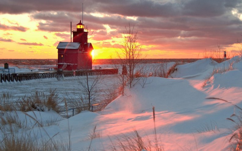lighthouse_in_a_winter_sunrise.jpg