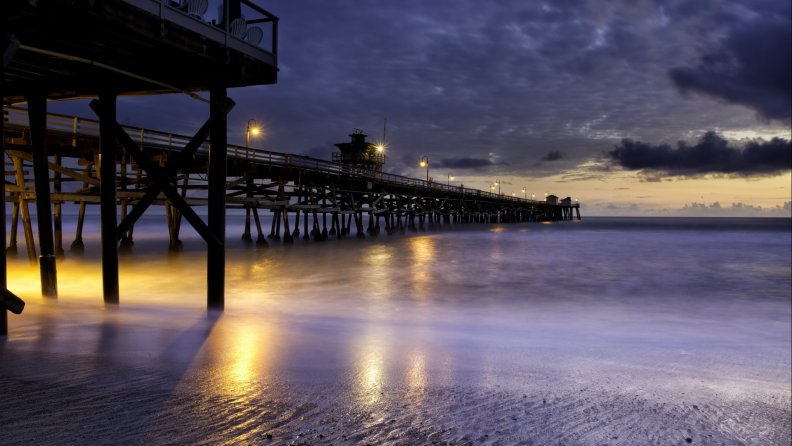 wonderful_sea_pier_at_dusk.jpg