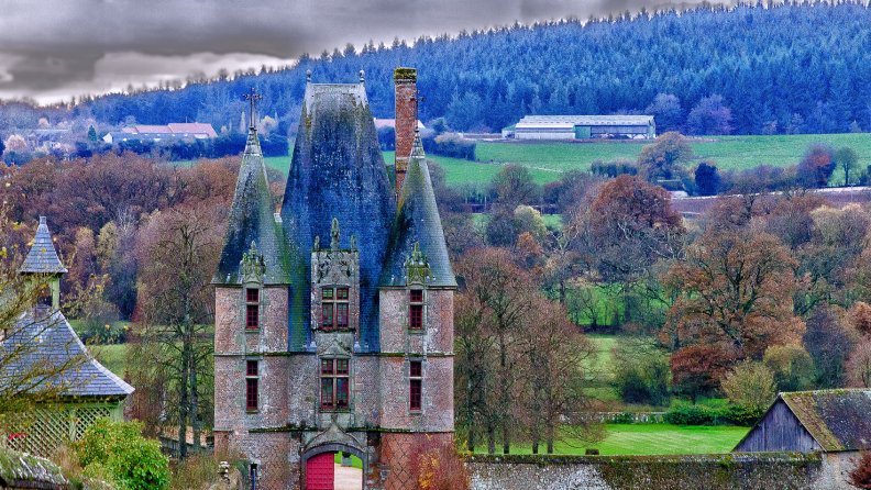 entrance_to_castle_in_the_french_countryside_hdr.jpg