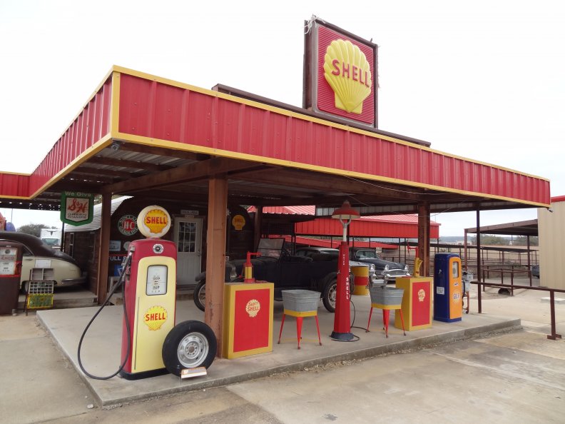 Eddie's Old Time Shell Station