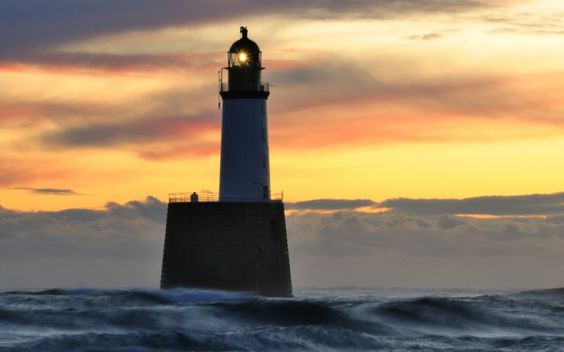 lighthouse_on_a_pier_amongst_the_waves.jpg
