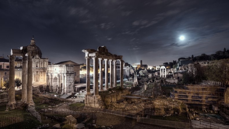 ancient_ruins_in_rome_under_moonlight.jpg