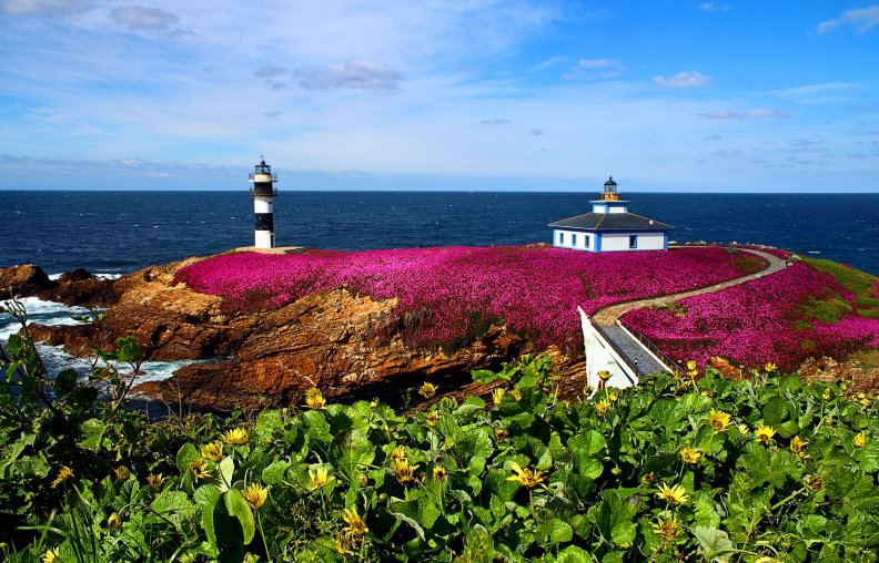 pancha_island_lighthouse_galicia_spain.jpg