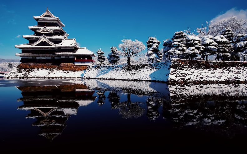 japanese_castle_reflection.jpg