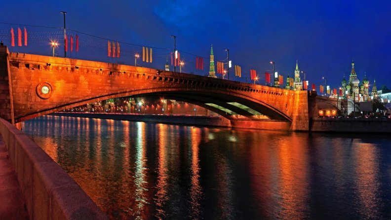 lovely bridge in moscow at night