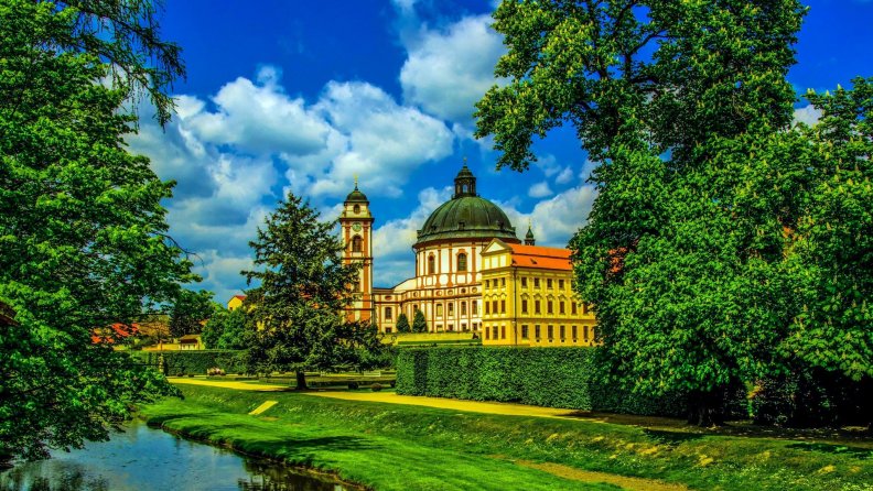 gorgeous_palace_on_a_sunny_summer_day_hdr.jpg
