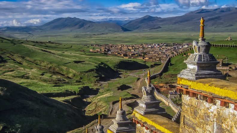litang_town_and_monastery_in_sichuan_china.jpg